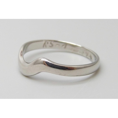 7013 - An 18ct white gold 2.5mm shaped band ring, 2.1g, M