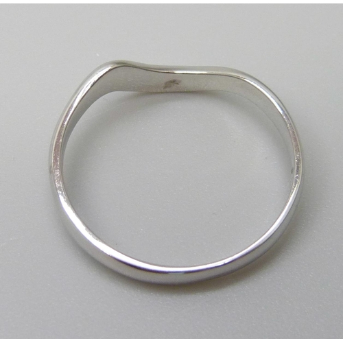 7013 - An 18ct white gold 2.5mm shaped band ring, 2.1g, M