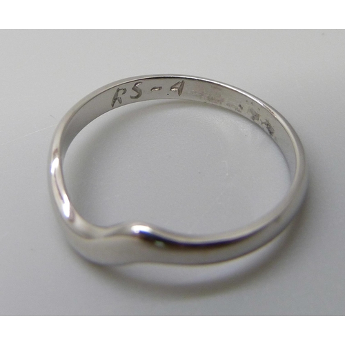 7013 - An 18ct white gold 2.5mm shaped band ring, 2.1g, M