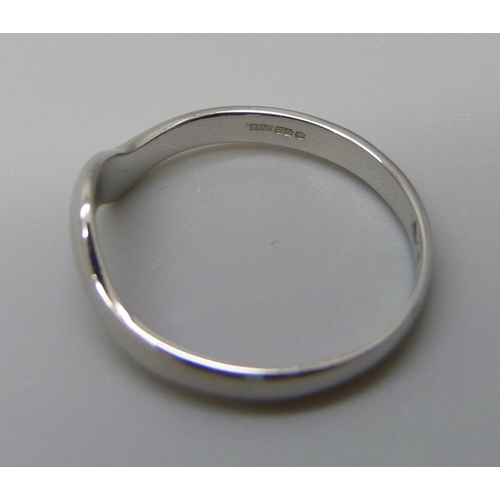 7013 - An 18ct white gold 2.5mm shaped band ring, 2.1g, M