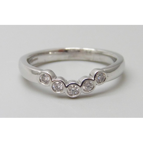 7019 - An 18ct white gold diamond set curved ring, 0.15ct G SI, 3.3g, L