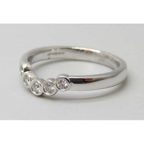 7019 - An 18ct white gold diamond set curved ring, 0.15ct G SI, 3.3g, L