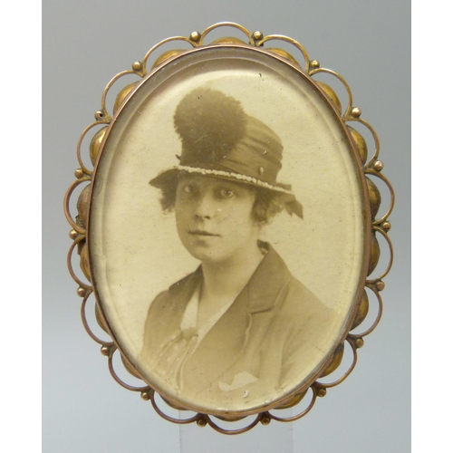 7024 - A 9ct gold framed portrait brooch, 11.7g, 5 x 4cm