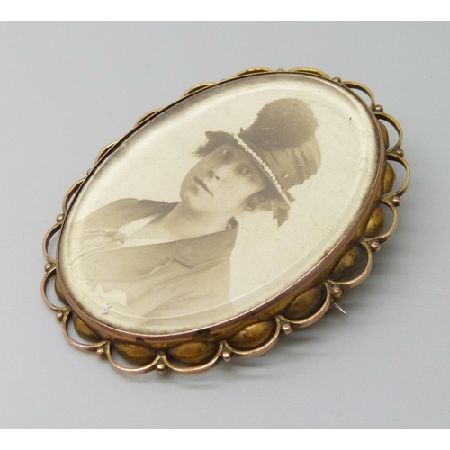 7024 - A 9ct gold framed portrait brooch, 11.7g, 5 x 4cm