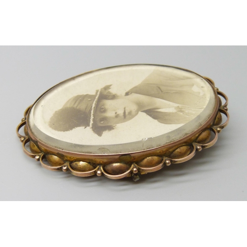 7024 - A 9ct gold framed portrait brooch, 11.7g, 5 x 4cm