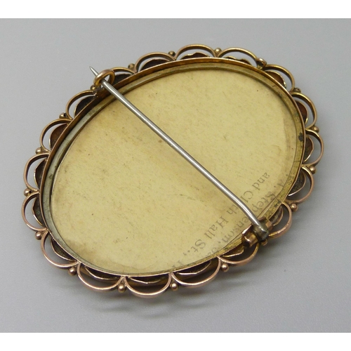 7024 - A 9ct gold framed portrait brooch, 11.7g, 5 x 4cm