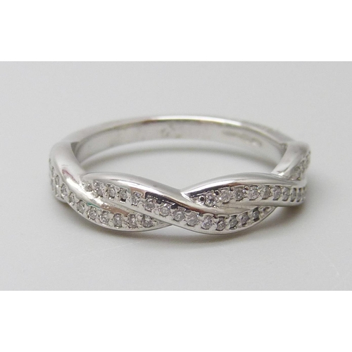 7025 - An 18ct white gold diamond set twist ring, G SI, 4.1g, M