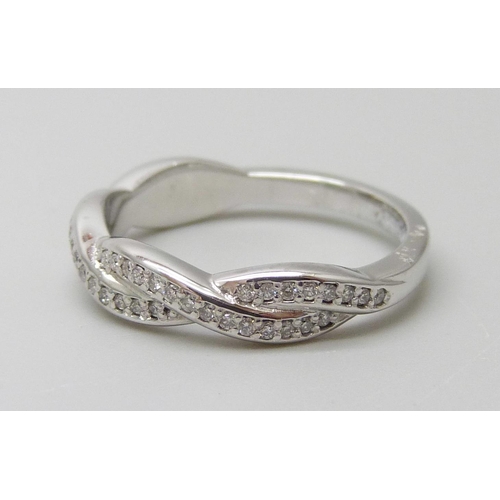 7025 - An 18ct white gold diamond set twist ring, G SI, 4.1g, M