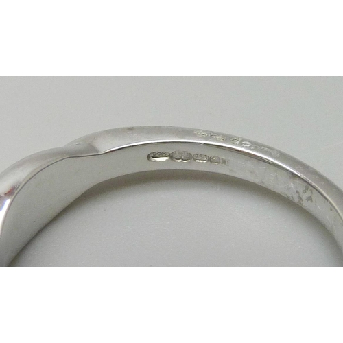 7025 - An 18ct white gold diamond set twist ring, G SI, 4.1g, M