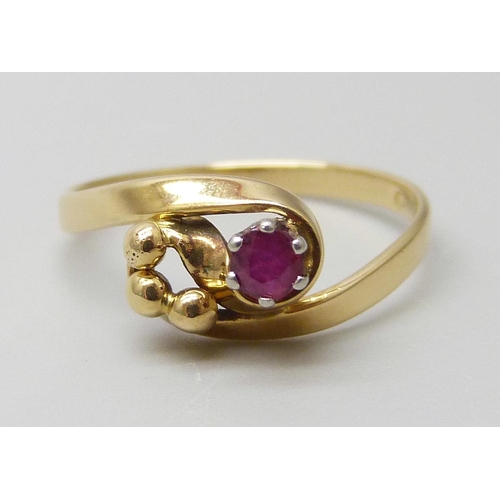 7030 - An 18ct yellow gold and ruby ring by Cathy Stephens Designer Jewellery, 1.5g, I