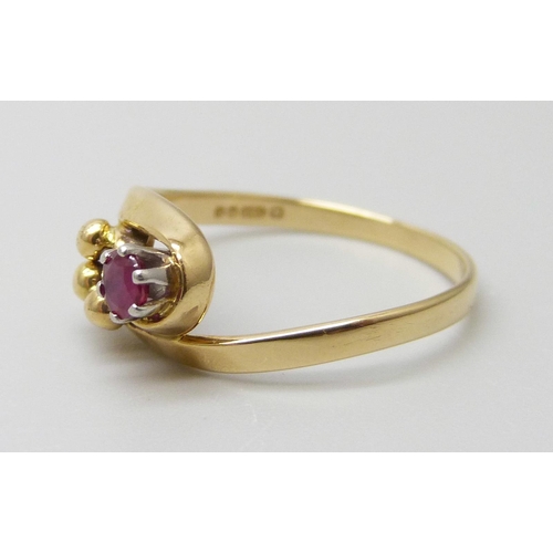 7030 - An 18ct yellow gold and ruby ring by Cathy Stephens Designer Jewellery, 1.5g, I