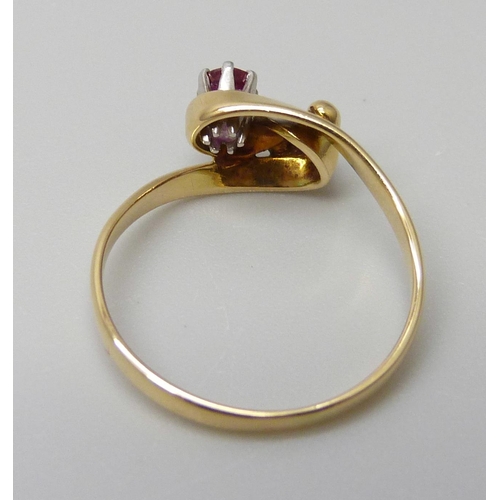 7030 - An 18ct yellow gold and ruby ring by Cathy Stephens Designer Jewellery, 1.5g, I