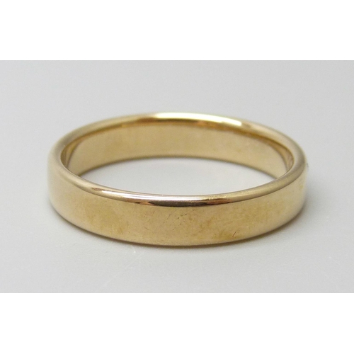 7034 - A 9ct yellow gold 4mm band ring, 3.7g, R