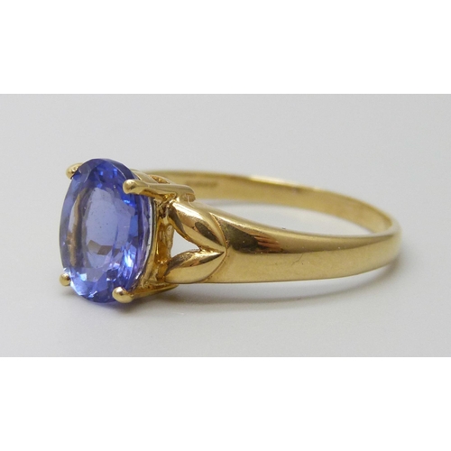 7035 - An 18ct gold AAA oval tanzanite ring, stone 0.9 x 0.7cm, 4g, T