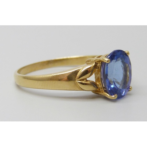 7035 - An 18ct gold AAA oval tanzanite ring, stone 0.9 x 0.7cm, 4g, T