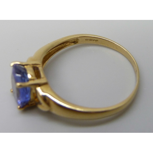 7035 - An 18ct gold AAA oval tanzanite ring, stone 0.9 x 0.7cm, 4g, T