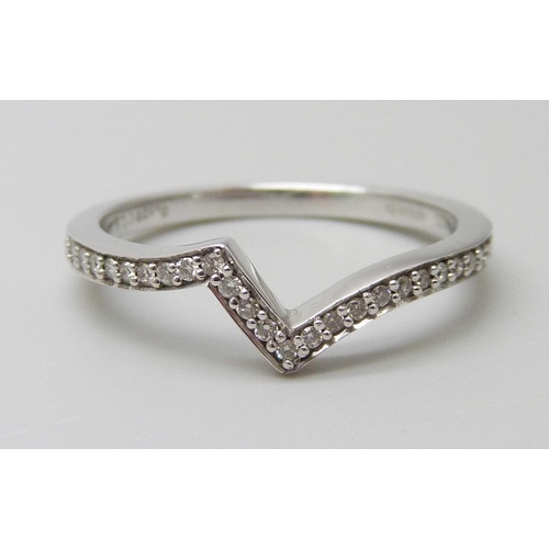 7038 - A 9ct white gold diamond set zig zag ring, 2.1g, P