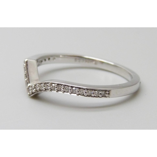 7038 - A 9ct white gold diamond set zig zag ring, 2.1g, P