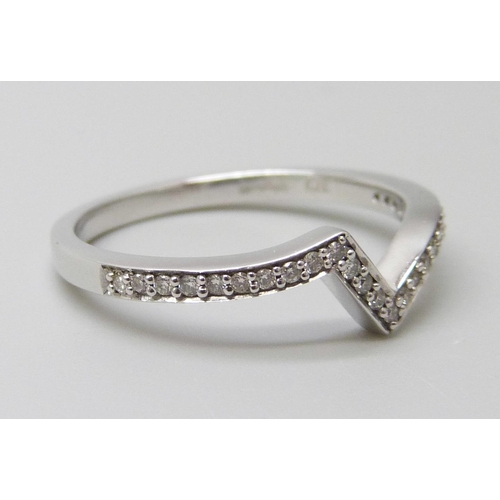 7038 - A 9ct white gold diamond set zig zag ring, 2.1g, P