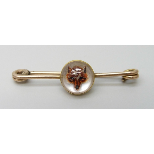 7048 - A yellow metal bar brooch set with a rock crystal depicting a fox, 2.7g, 37mm