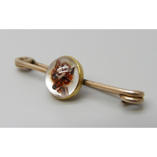 7048 - A yellow metal bar brooch set with a rock crystal depicting a fox, 2.7g, 37mm