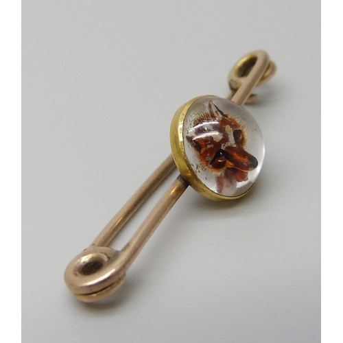 7048 - A yellow metal bar brooch set with a rock crystal depicting a fox, 2.7g, 37mm