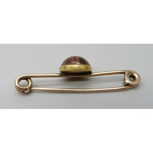 7048 - A yellow metal bar brooch set with a rock crystal depicting a fox, 2.7g, 37mm