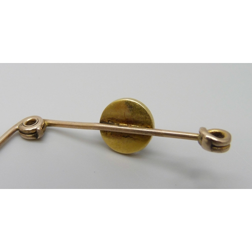 7048 - A yellow metal bar brooch set with a rock crystal depicting a fox, 2.7g, 37mm