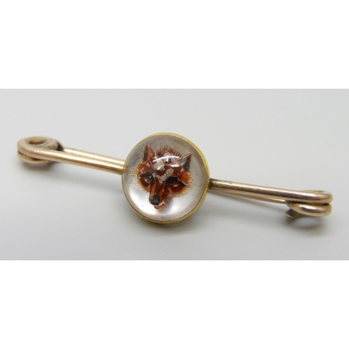 7048 - A yellow metal bar brooch set with a rock crystal depicting a fox, 2.7g, 37mm