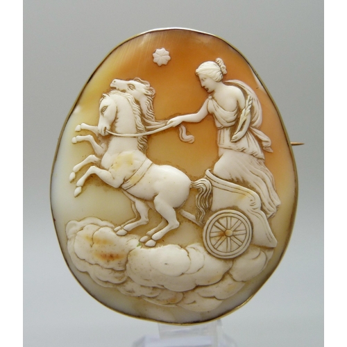 7051 - A large 9ct gold set cameo brooch depicting the Goddess Nike, 28.9g, 5.5 x 6.5cm