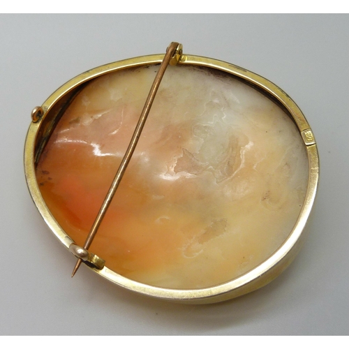 7051 - A large 9ct gold set cameo brooch depicting the Goddess Nike, 28.9g, 5.5 x 6.5cm