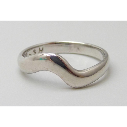 7054 - An 18ct white gold shaped band ring, 2.8g, L