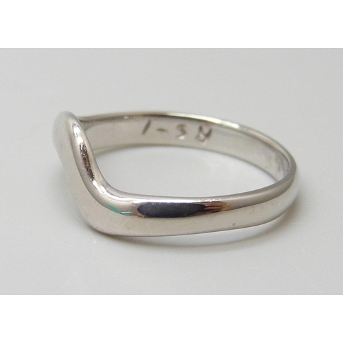 7054 - An 18ct white gold shaped band ring, 2.8g, L