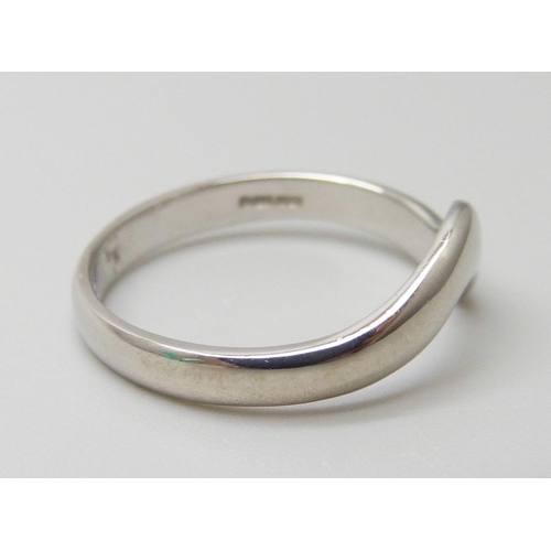 7054 - An 18ct white gold shaped band ring, 2.8g, L