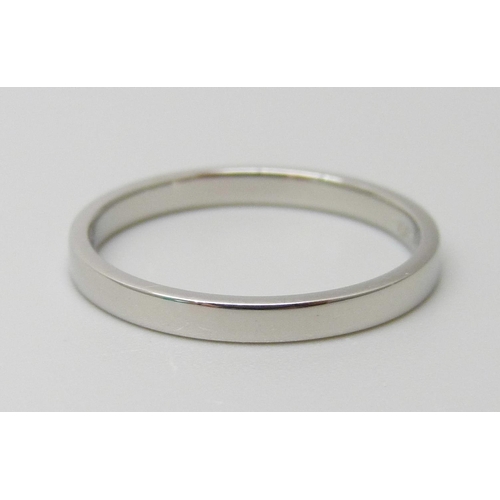 7063 - A platinum 2mm band ring, 2.8g, M