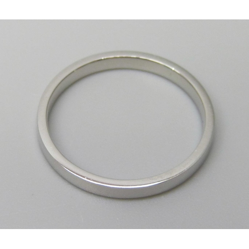 7063 - A platinum 2mm band ring, 2.8g, M