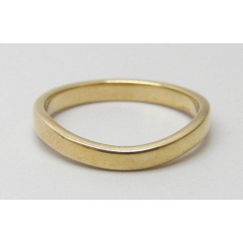 7065 - A 9ct yellow gold 2.5mm wave band ring, 2.1g, L