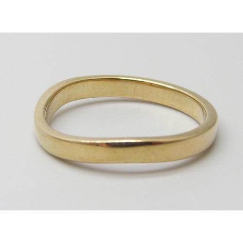 7065 - A 9ct yellow gold 2.5mm wave band ring, 2.1g, L