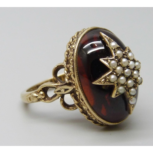 7068 - A Victorian style 9ct gold ring with seed pearl set starburst detail on a cabochon garnet, London 19... 