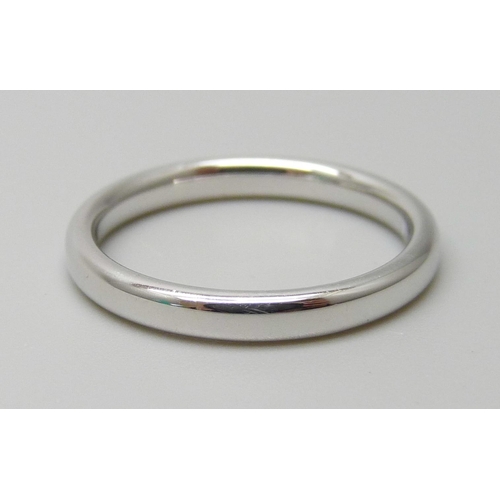 7071 - A 9ct white gold 2.5mm band ring, 2.5g, L