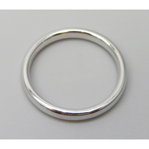 7071 - A 9ct white gold 2.5mm band ring, 2.5g, L