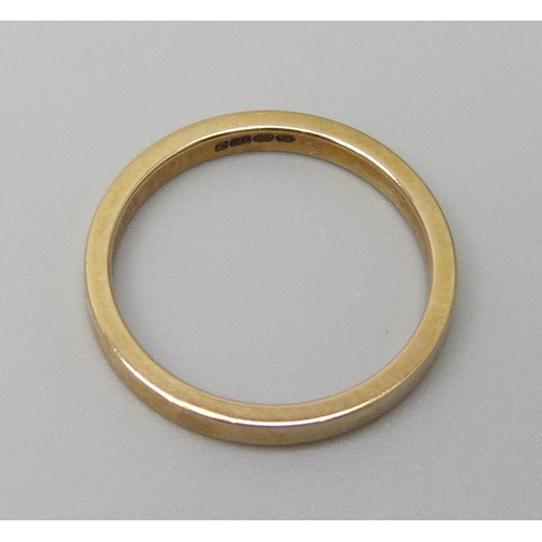 7072 - A 9ct yellow gold 2mm band ring, 2g, M/N