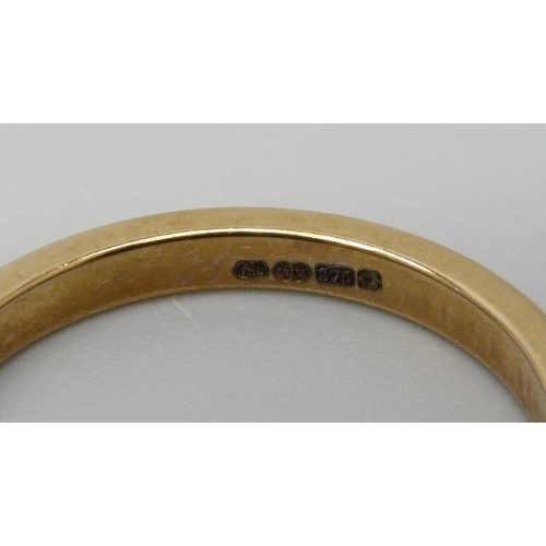 7072 - A 9ct yellow gold 2mm band ring, 2g, M/N