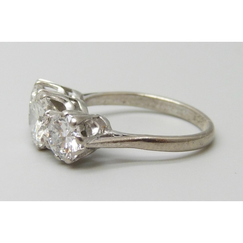 7074 - An 18ct white gold three stone diamond ring, central diamond approximately 1ct, total diamond weight... 