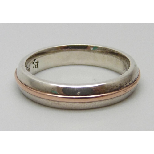 7079 - An argentium 958 silver ring with rose gold inlay, 4.2g, O