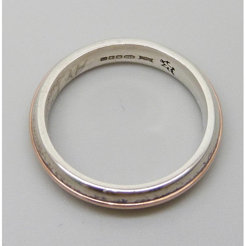 7079 - An argentium 958 silver ring with rose gold inlay, 4.2g, O