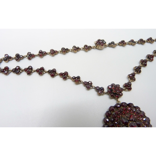 7081 - A Bohemian garnet cluster necklace, 22g, pendant 5cm, chain 40cm