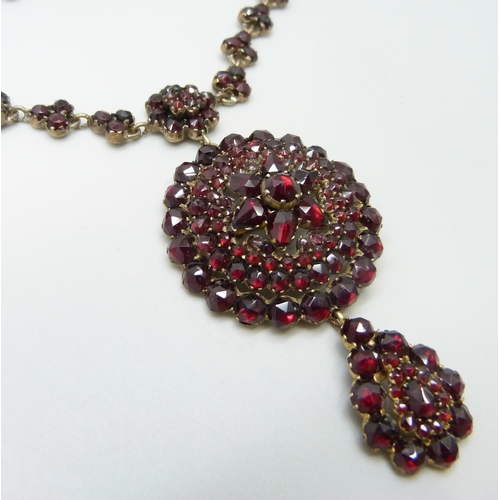 7081 - A Bohemian garnet cluster necklace, 22g, pendant 5cm, chain 40cm