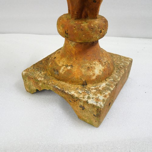 9002 - A Hull & Barnsley signal finial in cast iron with H&BR markings. Unrestored condition. Missing a sec... 