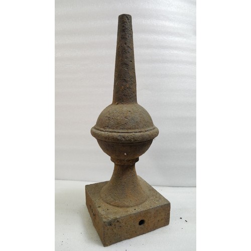 9004 - A pre-grouping Cheshire Lines Committee cast iron signal finial. Top portion of spike missing. 59cm ... 